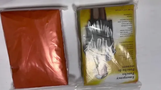 Poncho de sobrevivência de emergência PE prateado resistente a rasgos com capuz
